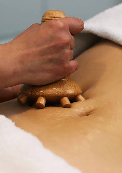 Masseur champignon en bois utilisé sur le ventre.