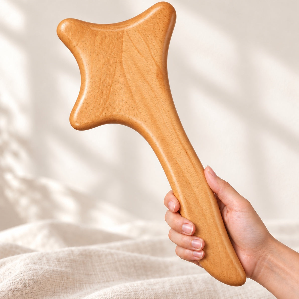 Sculpteur C en bois tenu en main.