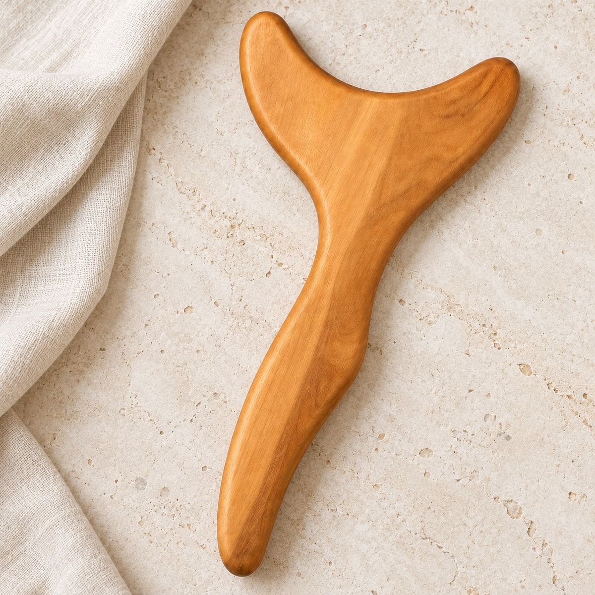 Spatule courbe en bois sur fond clair avec du lin.